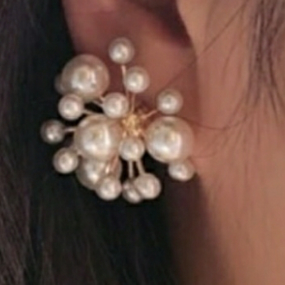 NEW WHITE PEARL FLORAL STUD EARRINGS ACCESSORIE - Picture 2 of 5